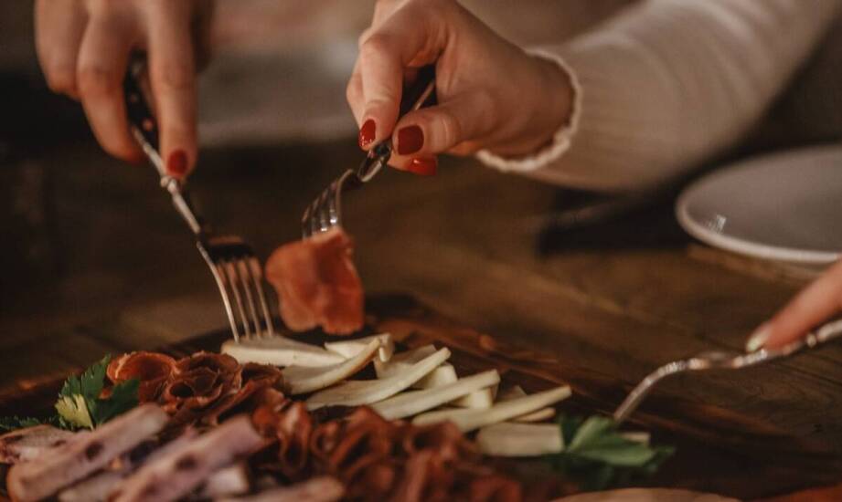 Jak zapewnić różnorodność smaków na urodzinowej zimnej płycie?