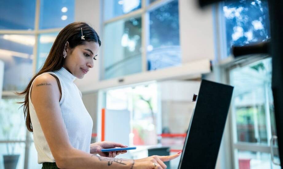 Integracja multimedialnych kiosków z nowoczesnymi systemami płatności