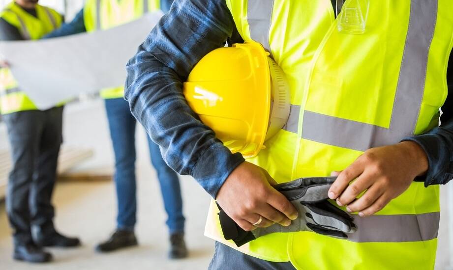 Jakie są prawne wymagania dotyczące ochronnej odzieży BHP?