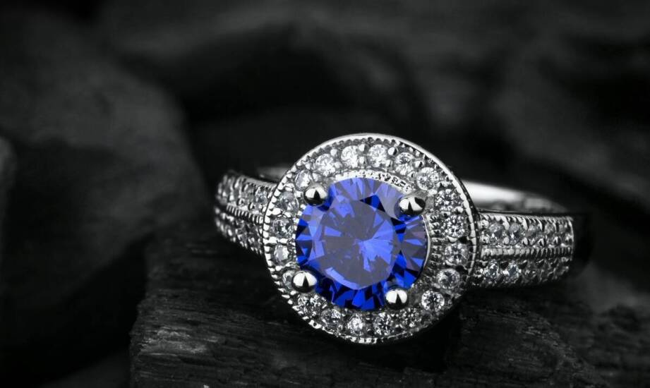 Zaręczynowe pierścionki z motywem skrzydeł – symbolika i znaczenie