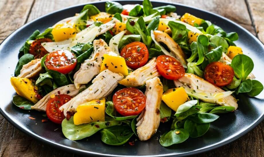 Eksperymenty kulinarne: nietypowe składniki w tradycyjnej panzanelli