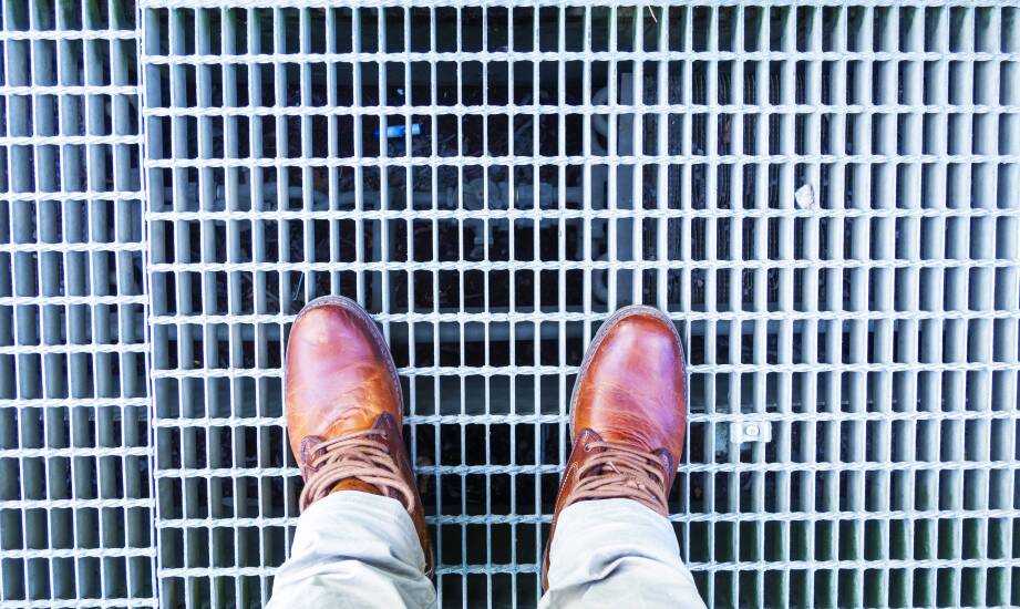 Metalowa wycieraczka z odpływem w kontekście bezpieczeństwa budynków