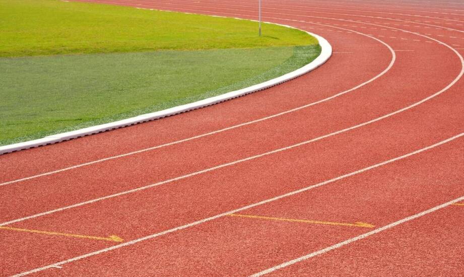 Jak wybór materiałów wpływa na koszty utrzymania bieżni z boiskiem?