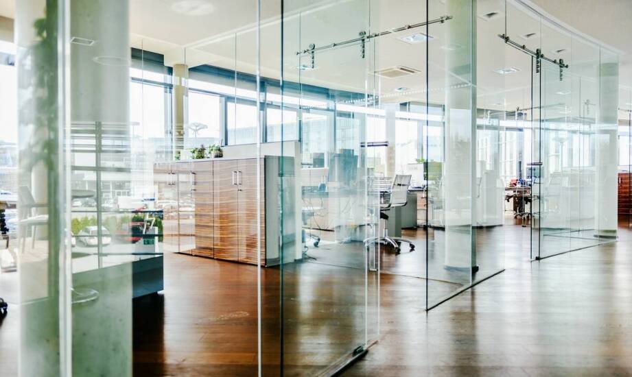 Zastosowanie szklanych ścianek w nowoczesnych biurach - zalety i możliwości