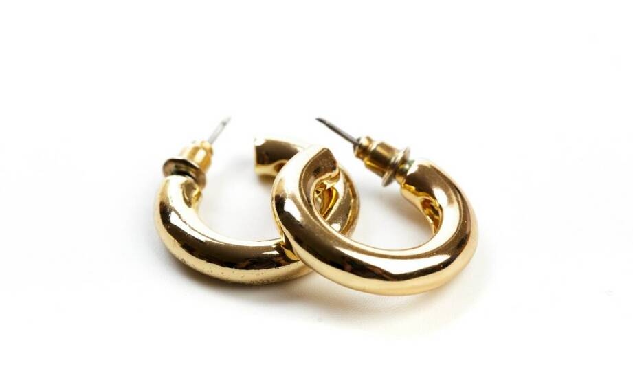 Nowoczesne wzornictwo w płaskich kolczykach kółkach