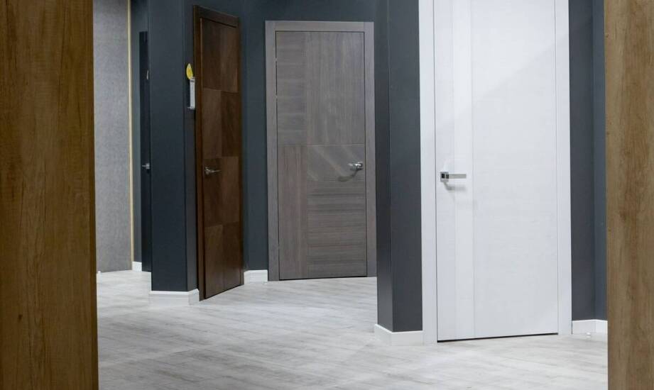 Jak dopasować kolorystykę drzwi do istniejącej aranżacji wnętrza w mieszkaniu w bloku?