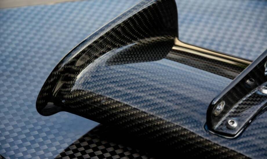 Jak włókno węglowe wpływa na trwałość i wydajność części zamiennych?