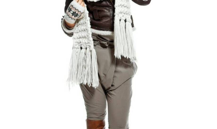 Sweterkowa sukienka z guzikami - uniwersalny element zimowej szafy