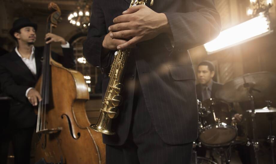 Jakie emocje wywołuje zespół jazzowy na weselu wśród gości?