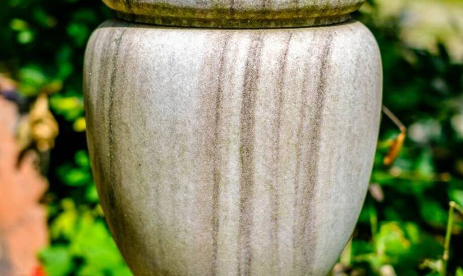Estetyka i trwałość – kluczowe cechy kamiennych urn
