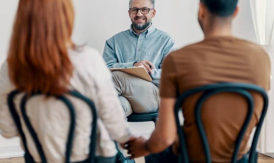 Rola emocji w procesie zdrowienia z alkoholizmu: jak terapia wspiera ten aspekt?