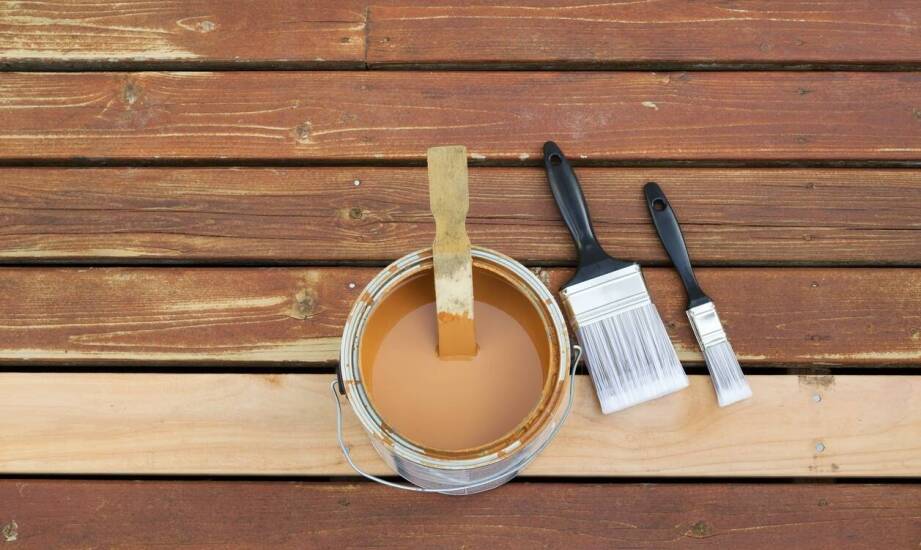 Ochronne lazury czy oleje – co wybrać do zabezpieczenia drewnianych ogrodowych mebli?