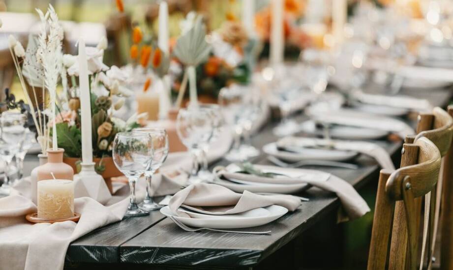 Jakie zalety ma wynajem weselnej sali z pełnym gastronomicznym zapleczem?