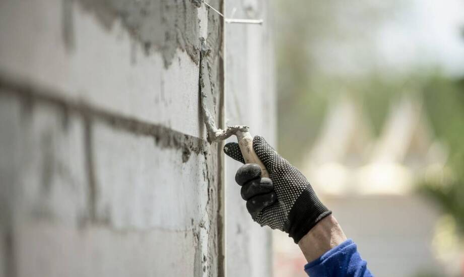 Jak poprawnie stosować zaprawę do uszczelniania studni w różnych warunkach budowlanych?