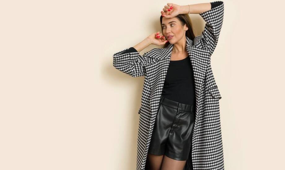 Modne zestawienia z arafatką – od casualu do elegancji