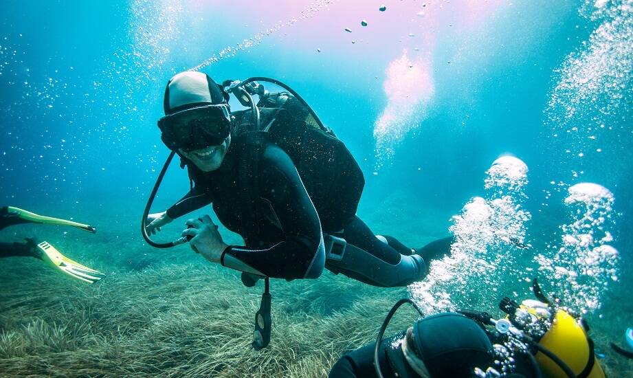 Jak bare ocieplacze pomagają w zachowaniu ciepła podczas długich nurkowań?