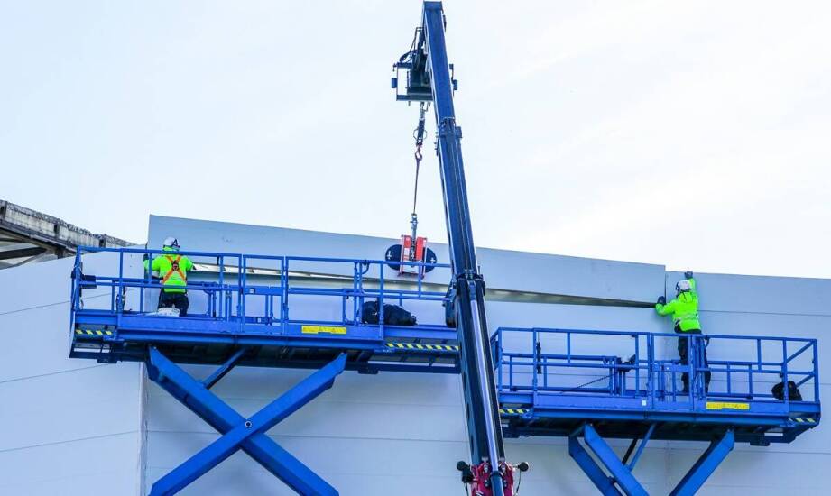 Ocieplenia budynków przy użyciu koszowego podnośnika – najważniejsze aspekty