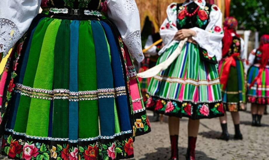 Odkryj różnorodność wzorów i kolorów w folkowej modzie