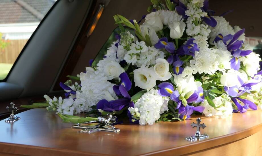 Jakie są możliwości personalizacji usług związanych z transportem zwłok?