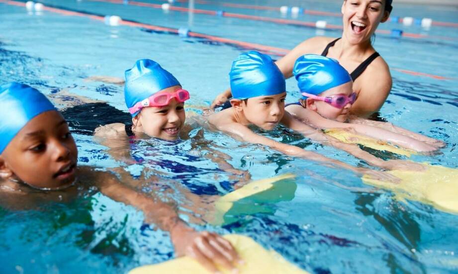 Jakie są najważniejsze cele indywidualnej nauki pływania dla dzieci najmłodszych?