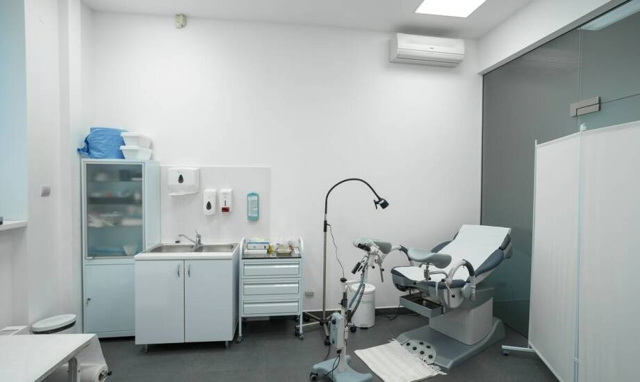 Jakie schorzenia odbytnicy leczy proktolog w medycznym centrum?