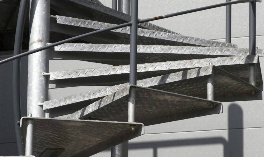 Jak proszkowe malowanie może zmieniać wygląd i funkcjonalność metalowych schodów?