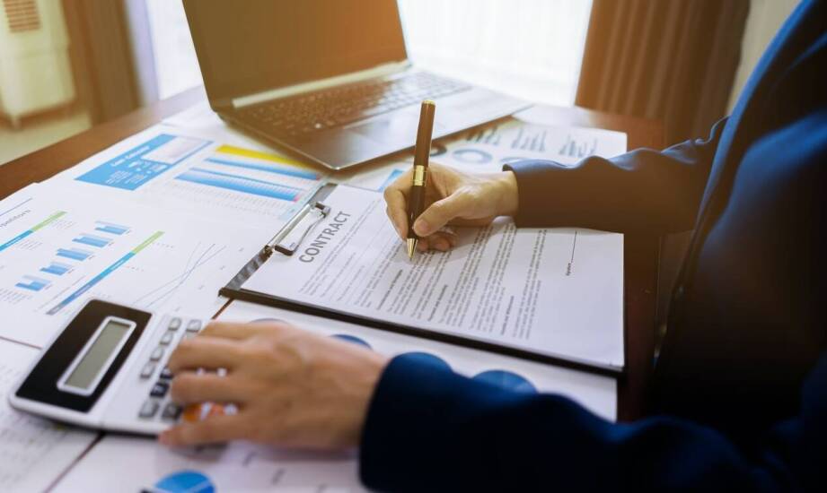 Jak profesjonalne podejście do kontroli umów dotyczących mediów podnosi standardy zarządzania?