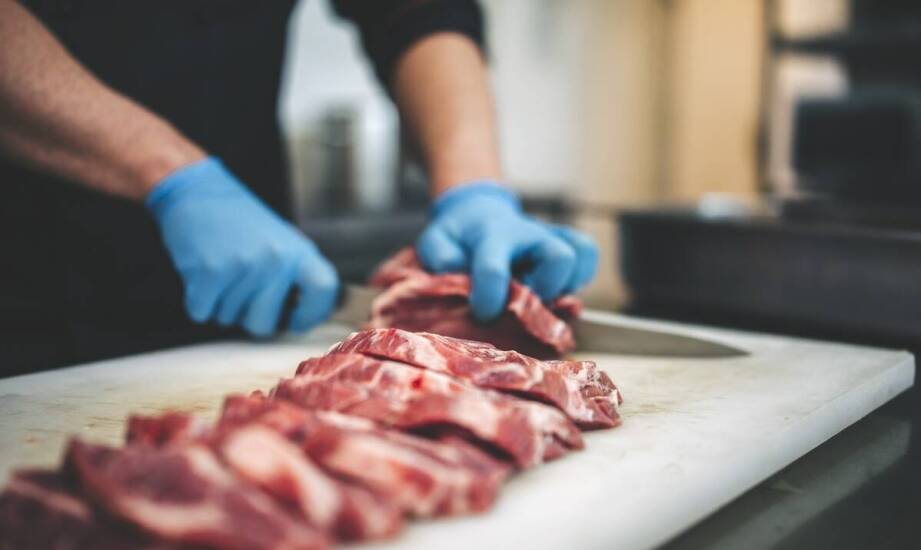 Jakie funkcje pełnią rzeźnicze noże w procesie produkcji wędlin?