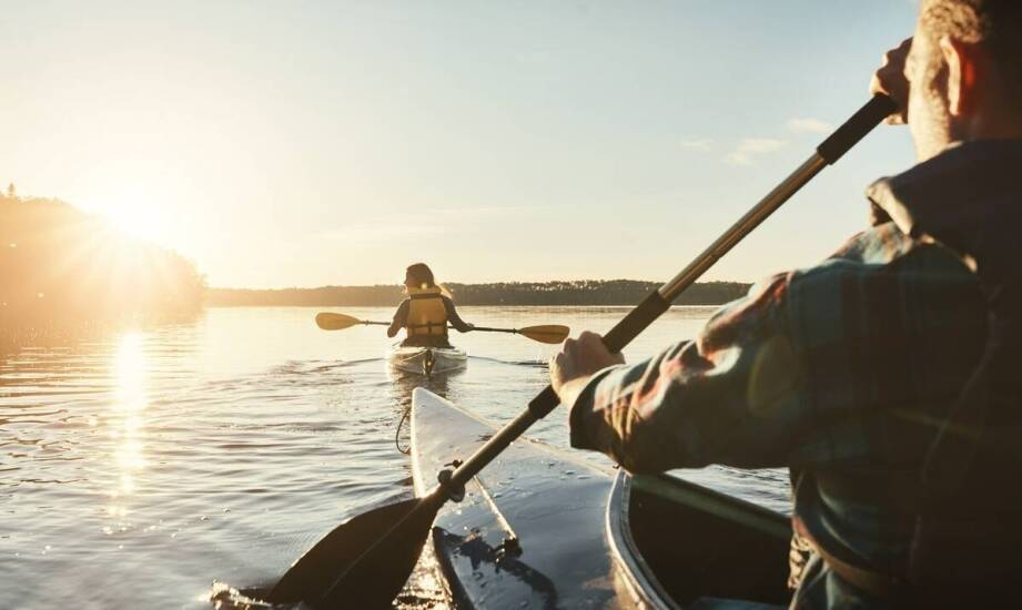 Jakie czapki i przeciwsłoneczne okulary dopełnią strój na kajaki?