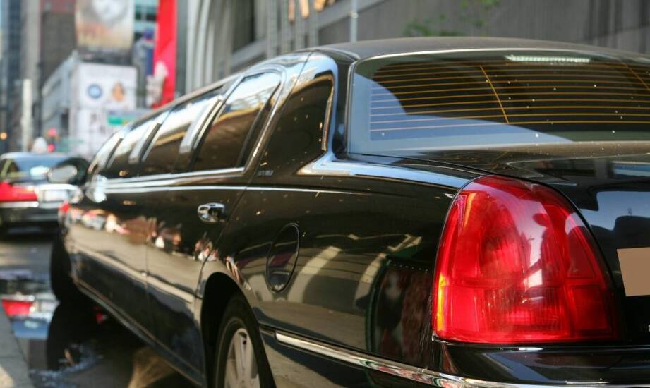Wynajem premium samochodów: Co oferują nowoczesne limuzyny?