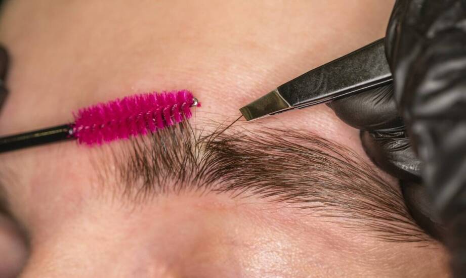 Strukturalna farbka do brwi a tradycyjne metody koloryzacji – porównanie efektów