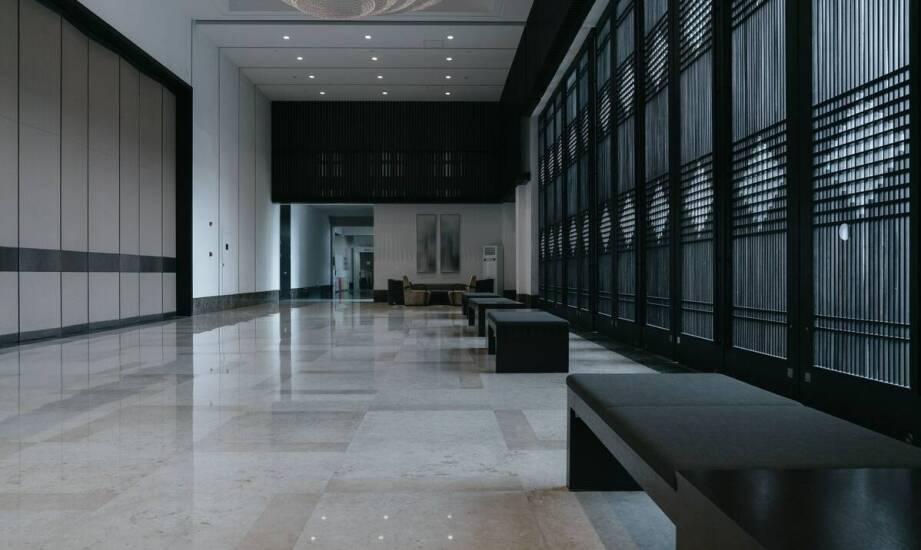 Efekt betonu w hotelowych nowoczesnych wnętrzach – inspiracje i przykłady