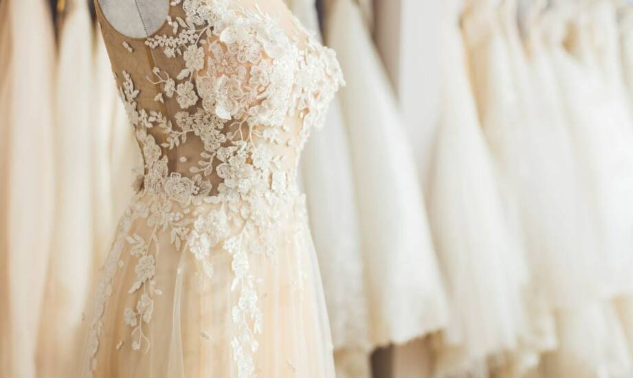 Delikatne suknie ślubne z aplikacjami – subtelna elegancja na wyjątkowy dzień