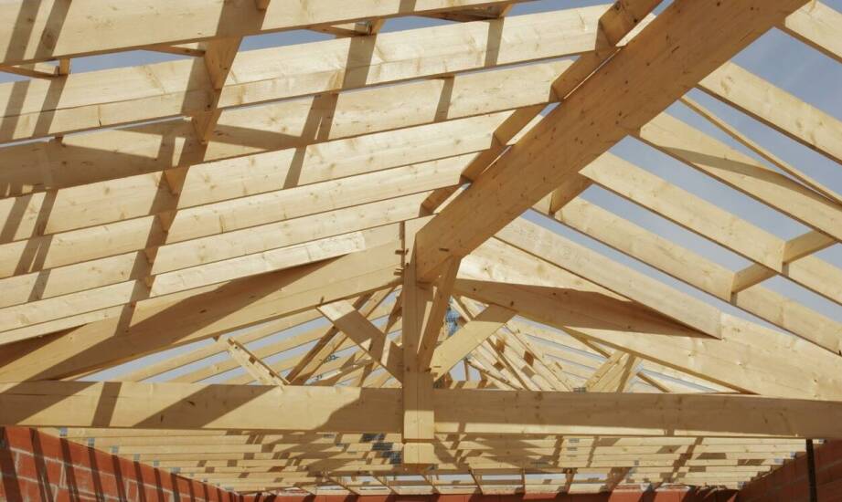 Wybór między wiązarami a tradycyjną więźbą – co jest bardziej opłacalne?