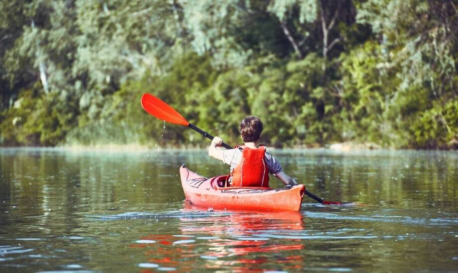 Strój na kajaki a termiczny komfort – co wybrać na długie spływy?