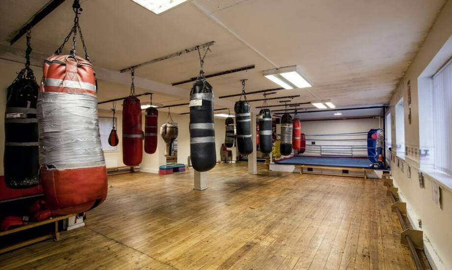 Wybór sprzętu do boksu: co powinno znaleźć się w zestawie dla nowicjusza?