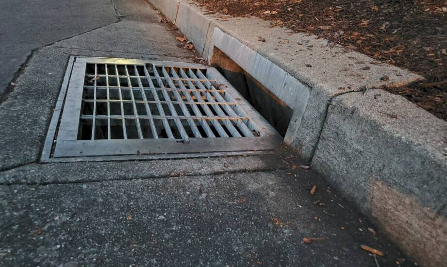 Podłużna kratka ściekowa a zarządzanie wodami opadowymi