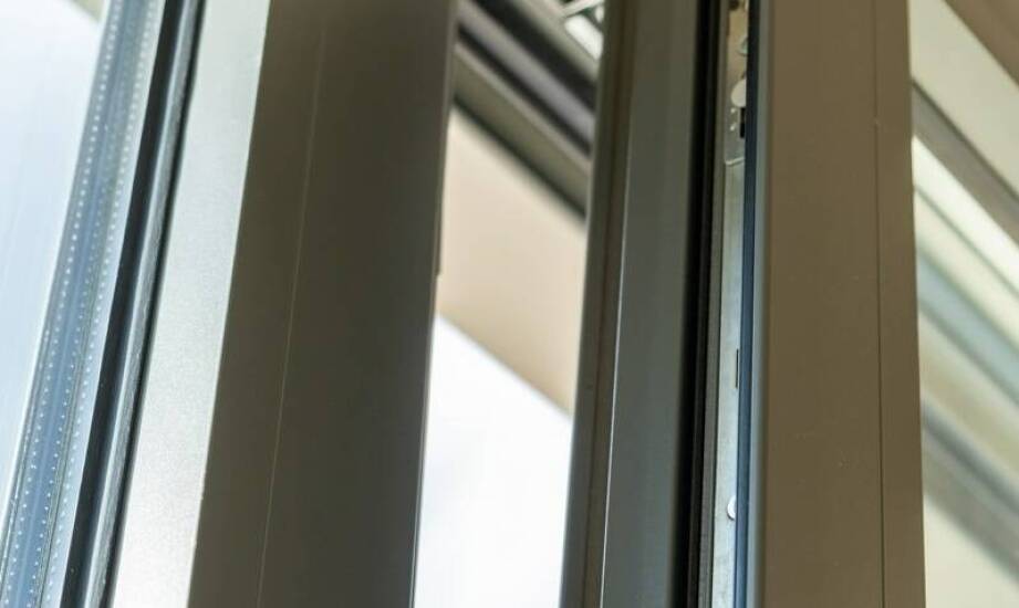 Technologia uchylnych okuć w kontekście energooszczędności