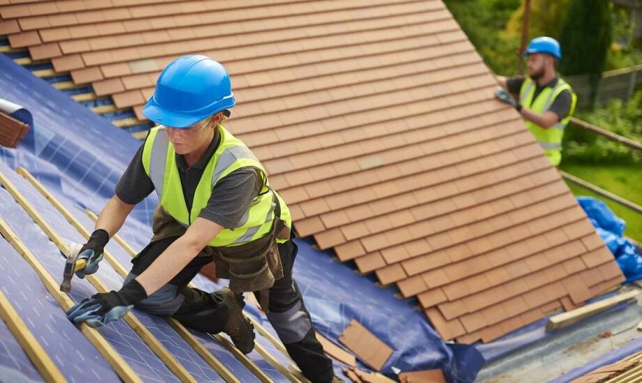 Jak dobrać odpowiednią ekipę dekarską do remontu dachu?