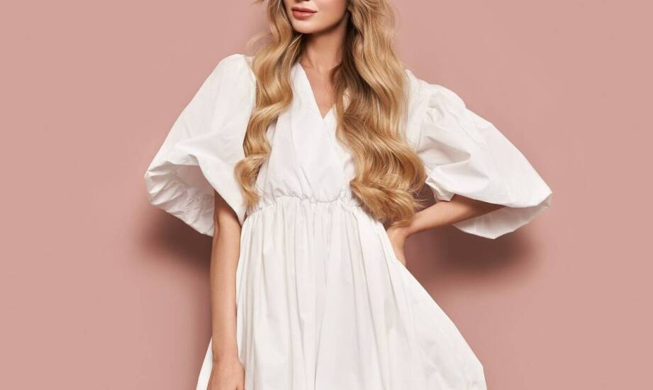 Modowe inspiracje: sukienka w pudrowym brudnym różu na wieczorne wyjścia