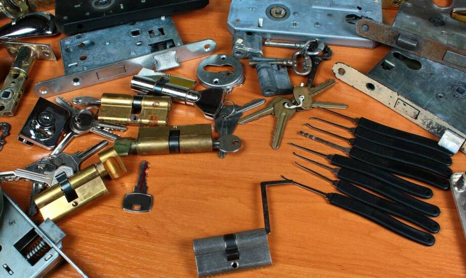 Czy zestaw do otwierania auta znajduje zastosowanie przy produkcji drewnianych łóżek?