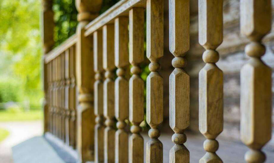 Jak jakość drewna wpływa na trwałość i estetykę drewnianych balustrad?
