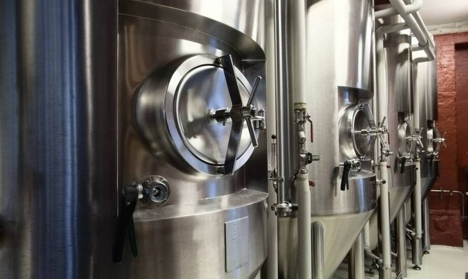 Jakie korzyści przynosi użycie nowoczesnych zbiorników do produkcji wina?