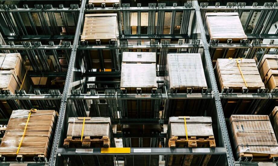 Zastosowanie magazynowych regałów z plastikowymi kontenerami