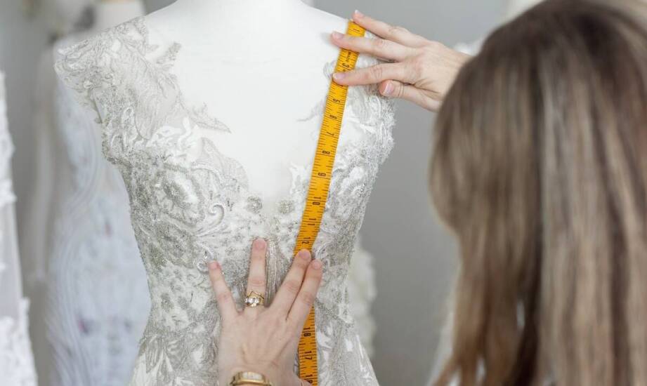 Suknia dla mamy weselnej szyta na miarę w Krakowie – jak zapewnić idealne dopasowanie?