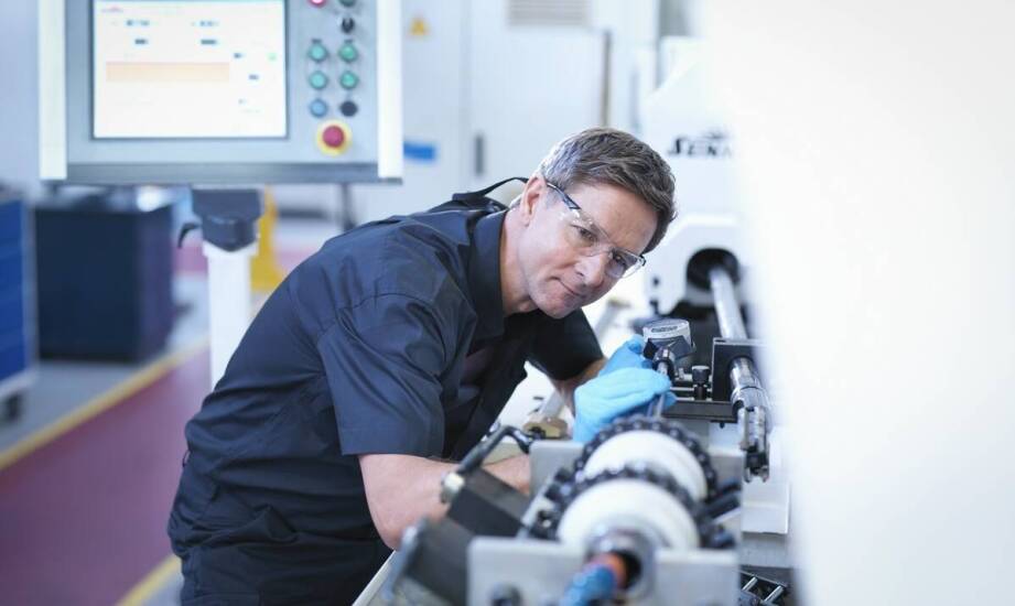 Serwis i modernizacja urządzeń: jak zapewnić bezawaryjność produkcyjnej linii?