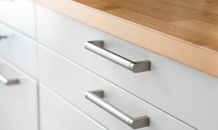 Jak czarne uchwyty do szklanych półek wpływają na wygląd Twojej kuchni?