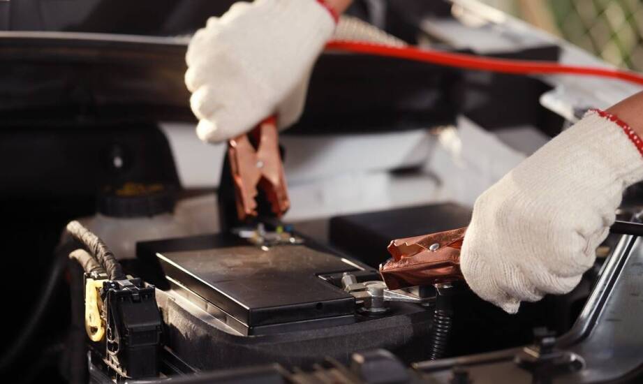 Jak minusowa klema może poprawić efektywność akumulatorów w pojazdach golfowych?