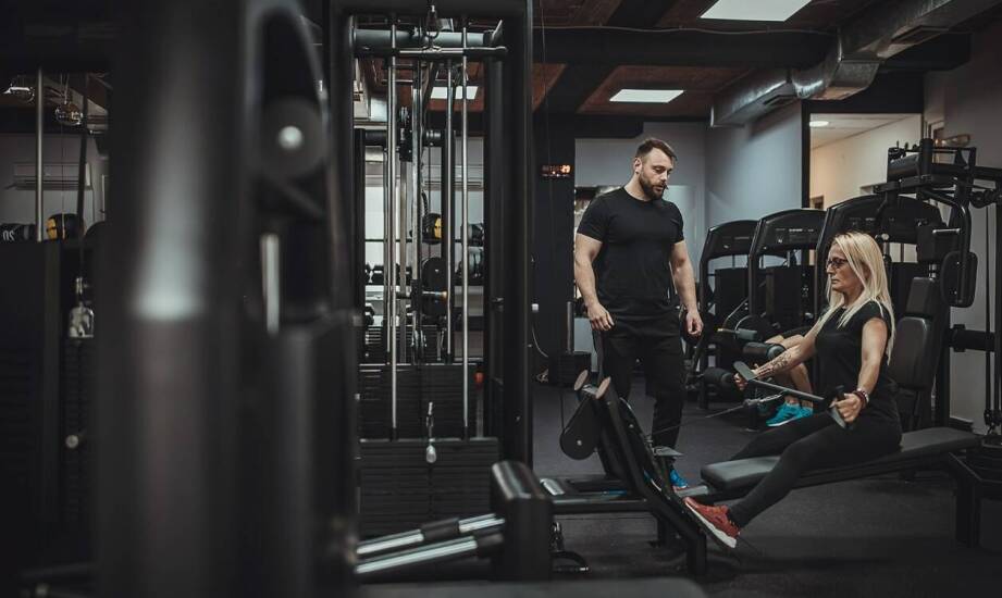 Optymalizacja kosztów jako sposób na zmniejszenie zadłużenia w klubach fitness.