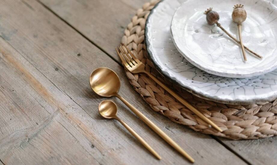 Stylowe orientalne podkładki z juty jako element jadalni